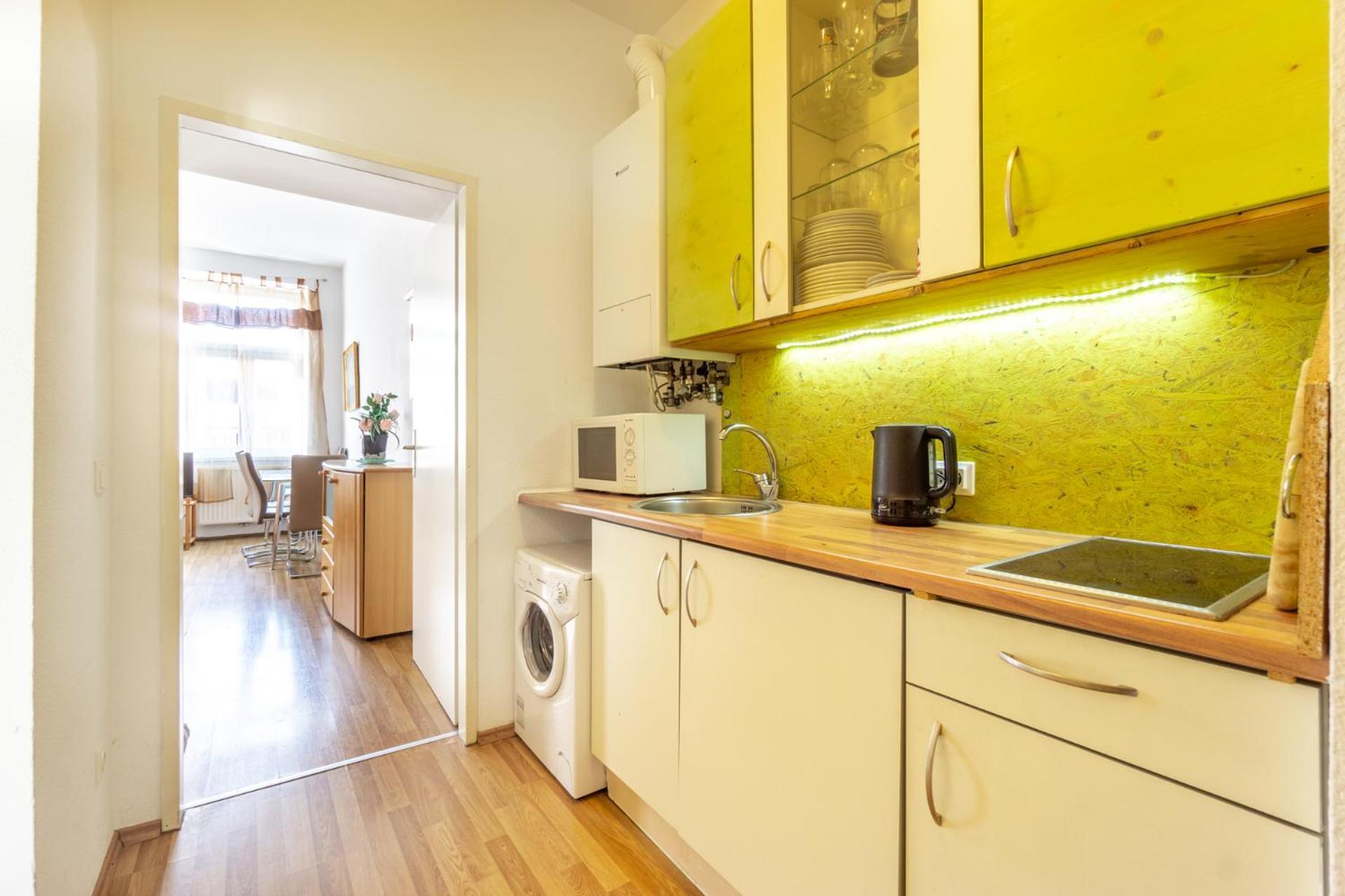 Apartment 5 Stops Away From City-centre