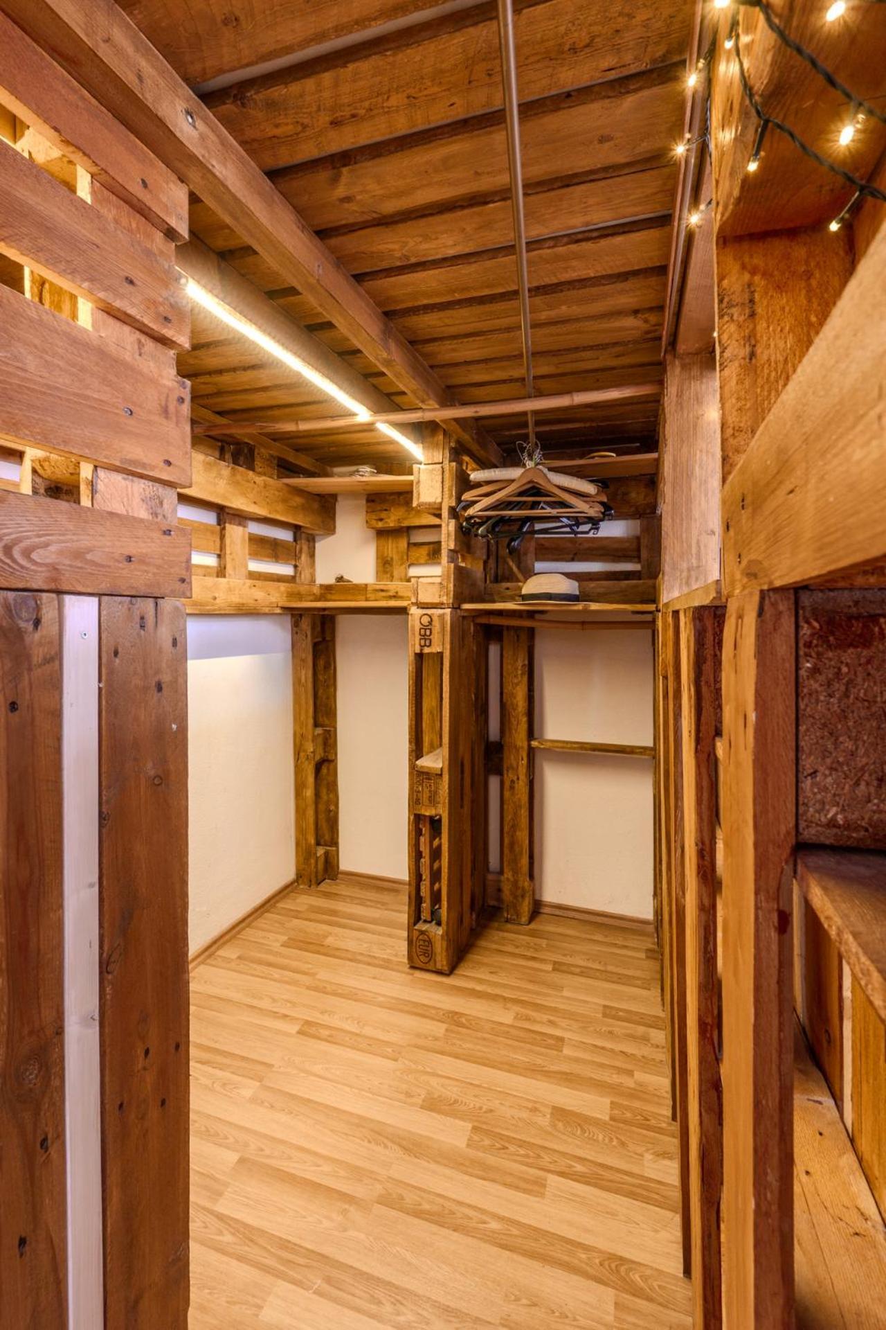 Apartment 5 Stops Away From City-centre