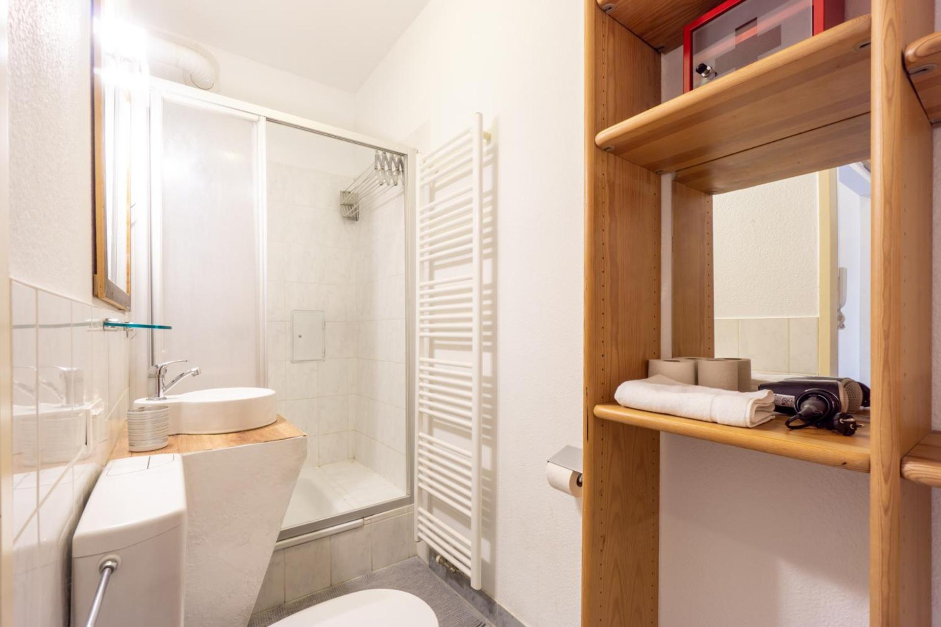5 Stops Away From City-centre Apartment *