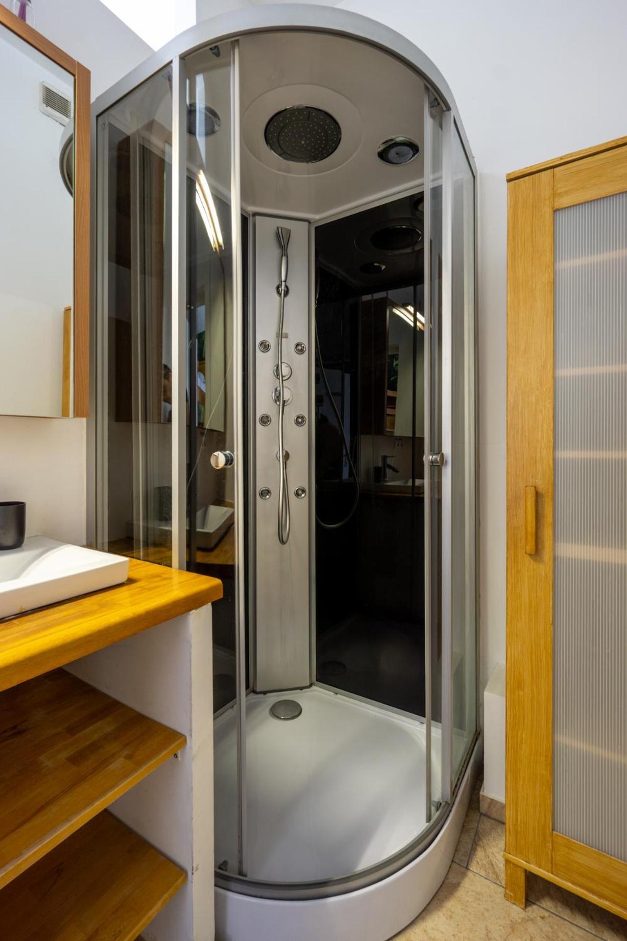 Next To Stadthalle & Westbahnhof Apartment *