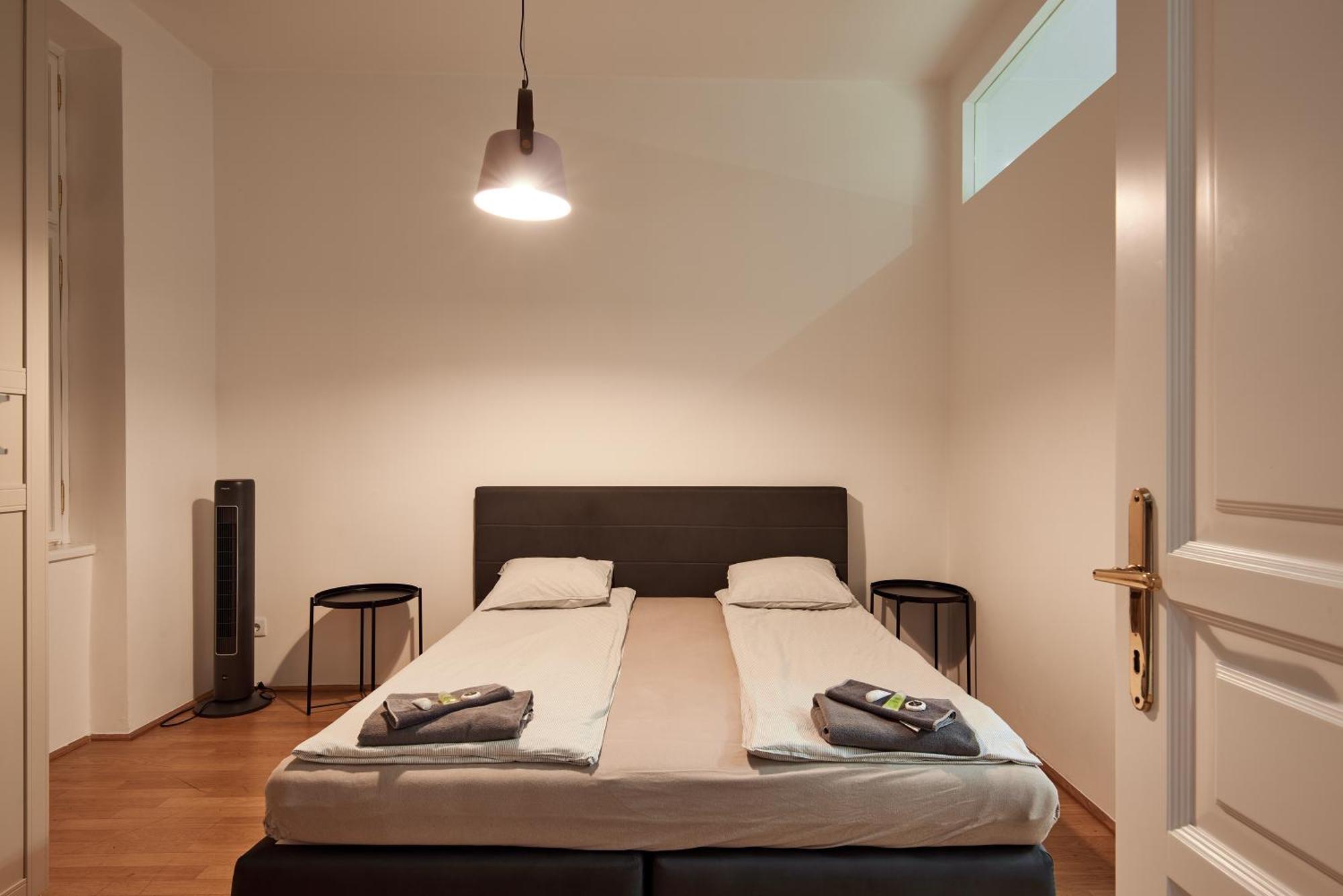 Designer In The Center Apartment