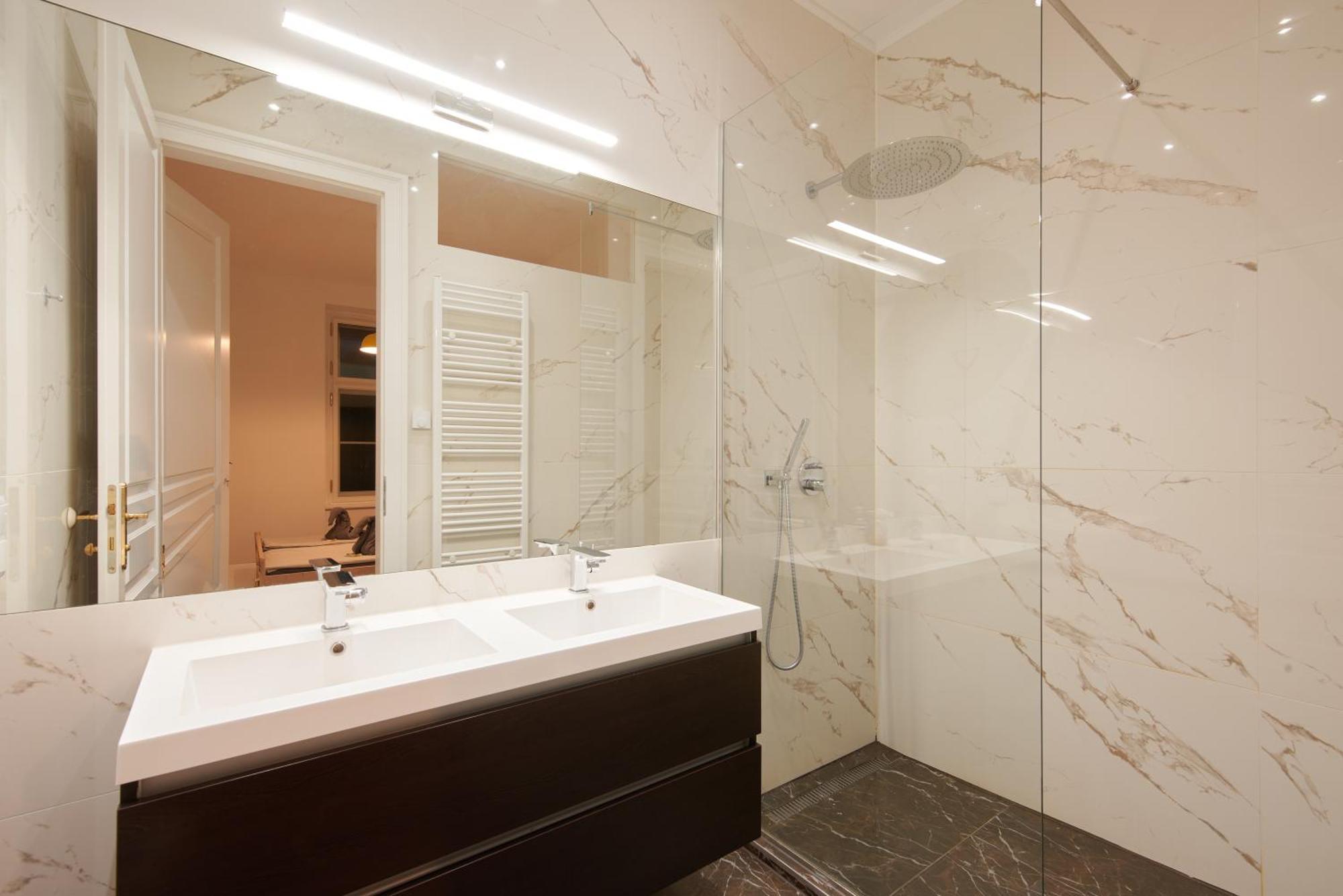Designer In The Center Apartment *