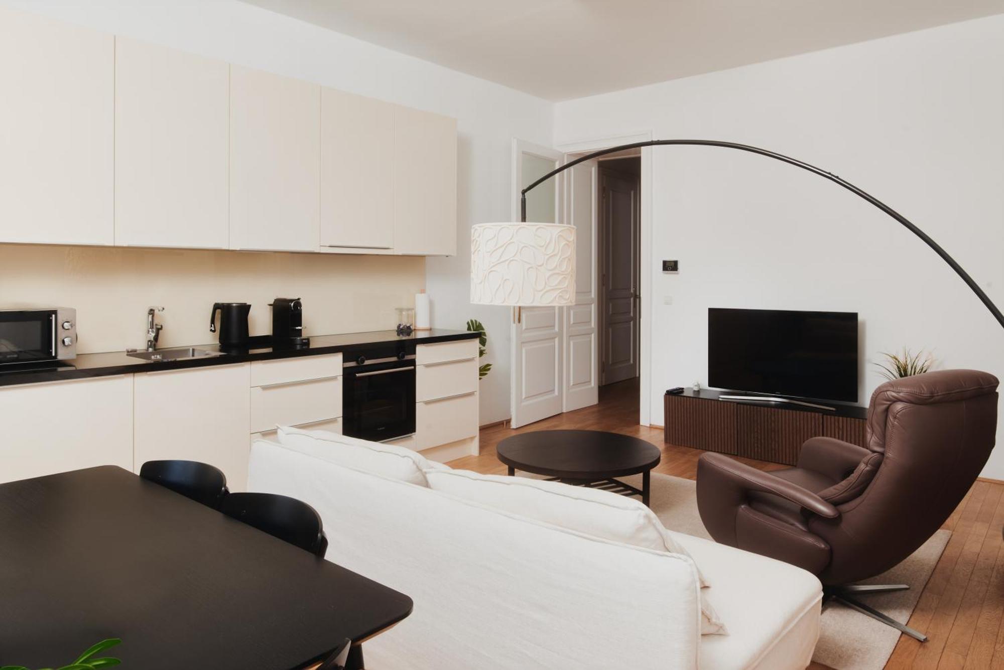Stylish Designer At The Center Of Naschmarkt Apartment Vienna