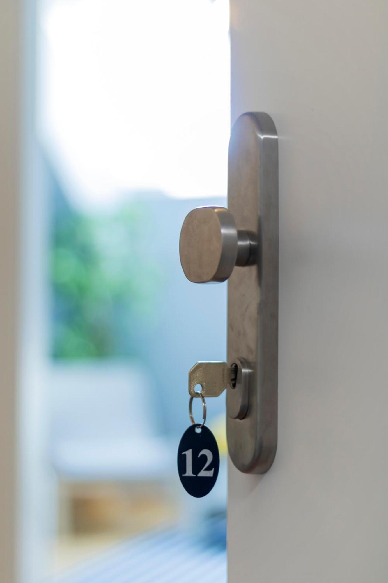 Paid Parking - 1 Minute To Public Transport - 3 Min To Supermarket And Pharmacy Apartment