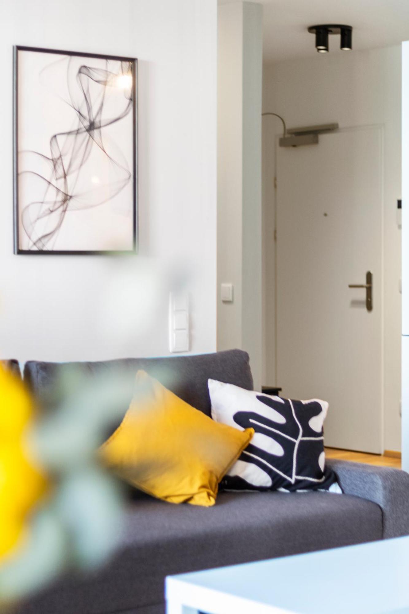 Paid Parking - 1 Minute To Public Transport - 3 Min To Supermarket And Pharmacy Apartment *