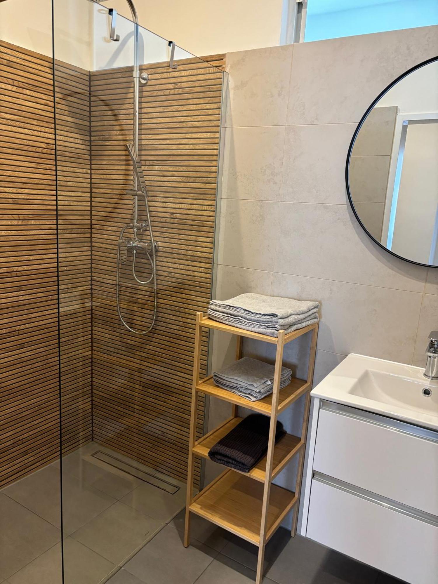 Traumhafte Fuer 3, Grosszuegig, Walk In Dusche Apartment *