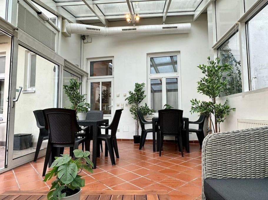5 Bedroom I Winter Garden I Near Metro *
