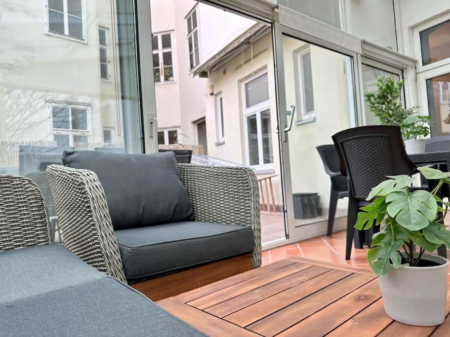 5 Bedroom I Winter Garden I Near Metro Apartment