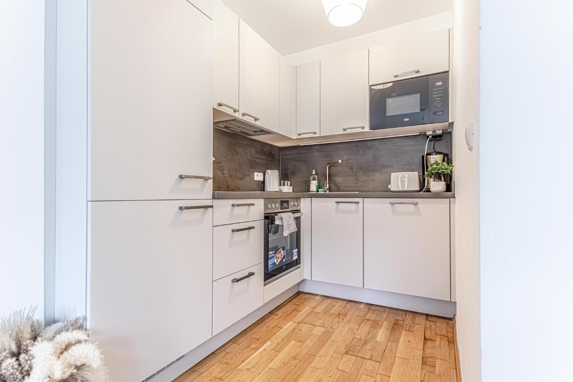 Appartamento Chic 1br And 1lr With Kingbed, 9 Min To Center Via Metro *