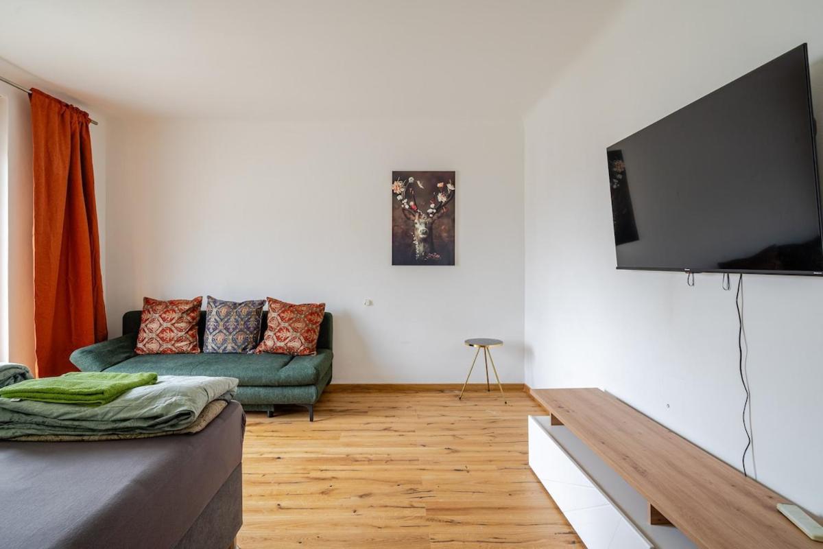 10 Minutes To Centre And Next To Hbf And Easy From Airport Vienna