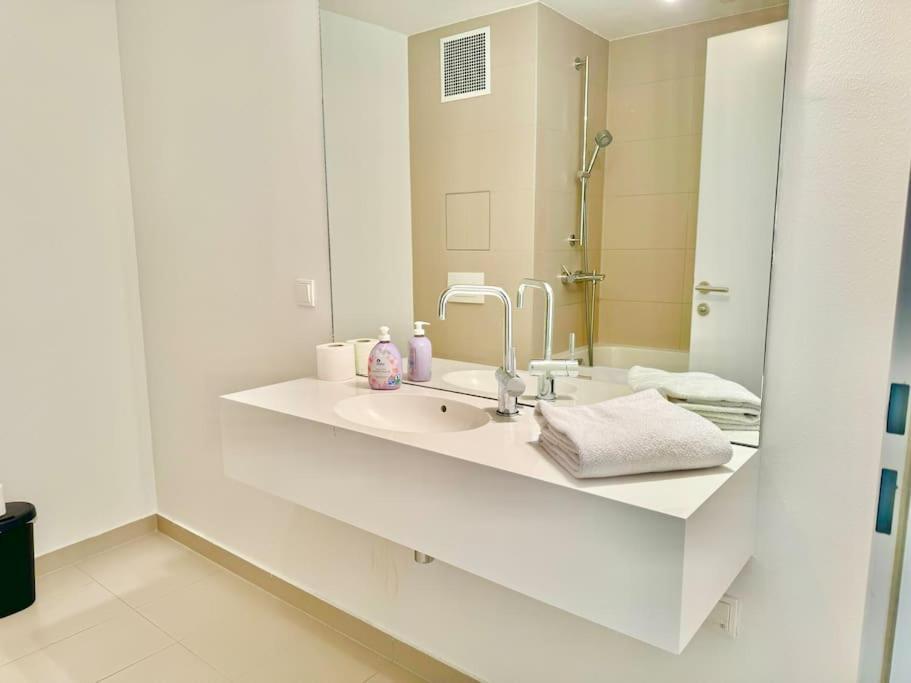Apartment 140 M2 Modern Maisonette With Garden & Free Parking