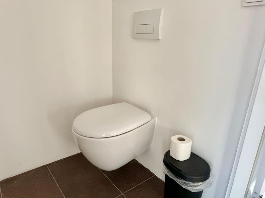Apartment 140 M2 Modern Maisonette With Garden & Free Parking *