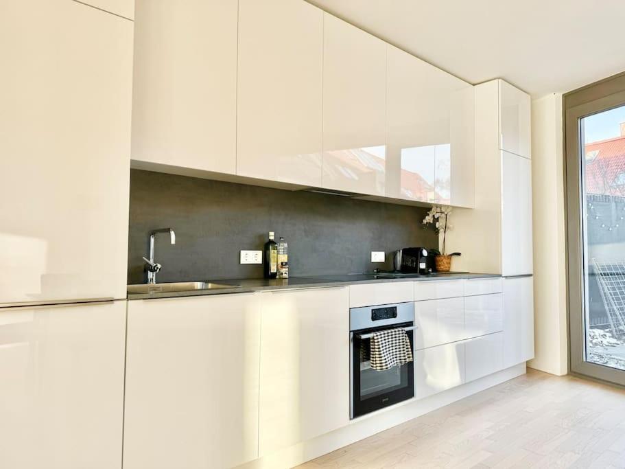 Apartment 140 M2 Modern Maisonette With Garden & Free Parking *