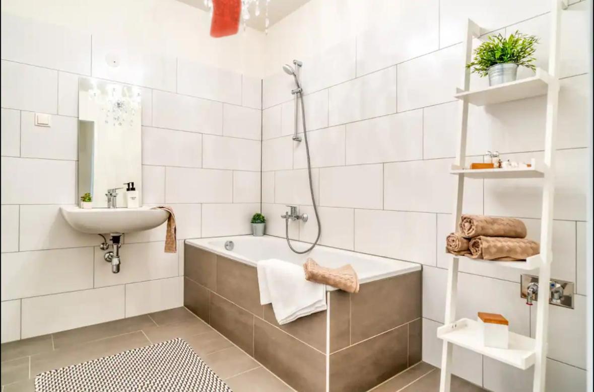 Modern With Balcony & Free Parking - Nearby Metro *