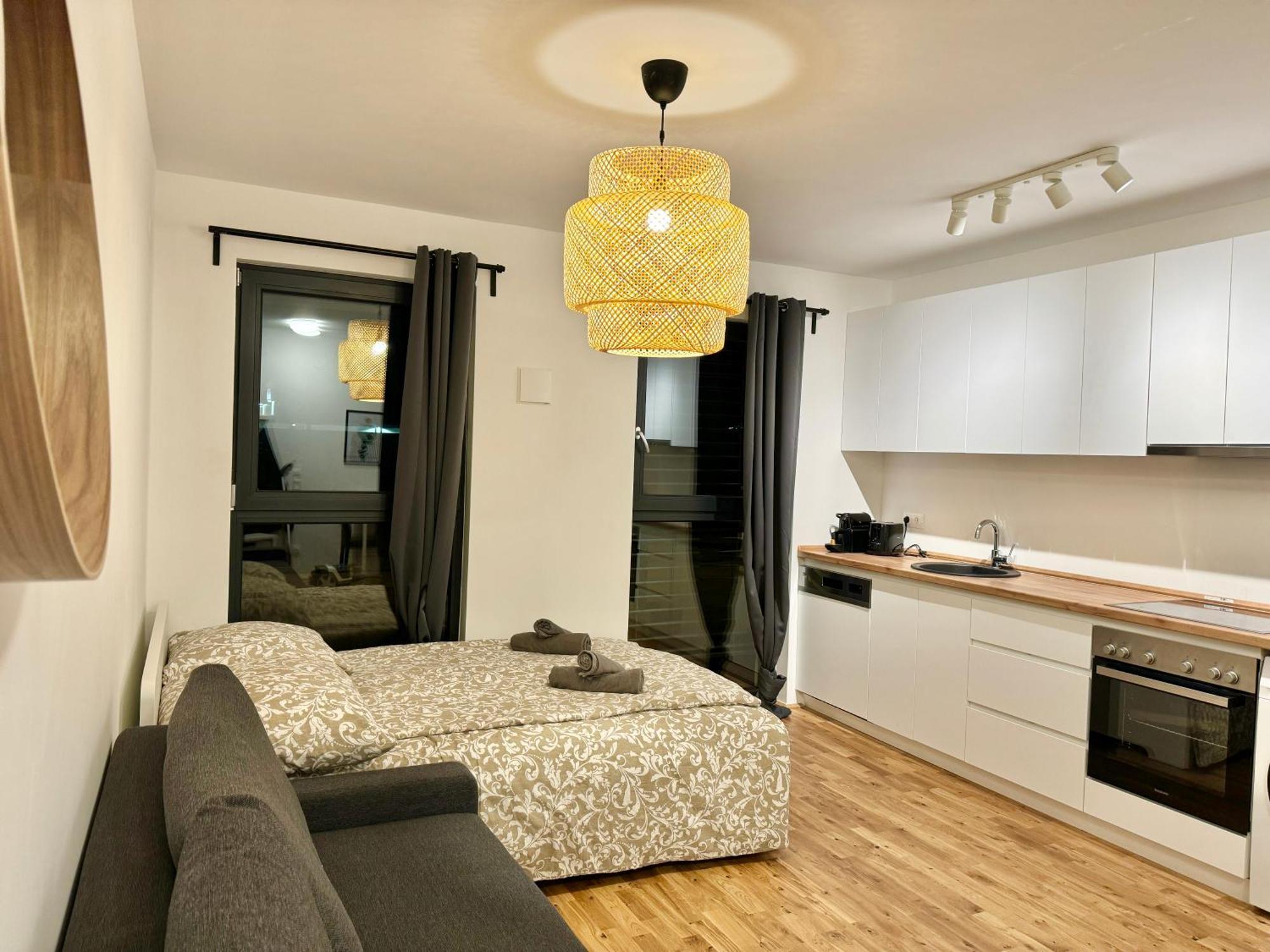 Modern With Balcony & Free Parking - Nearby Metro Apartment Vienna