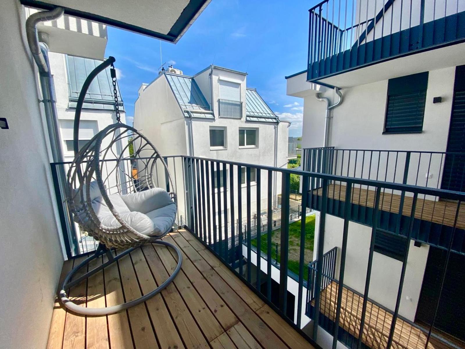 Modern With Balcony & Free Parking - Nearby Metro Apartment *