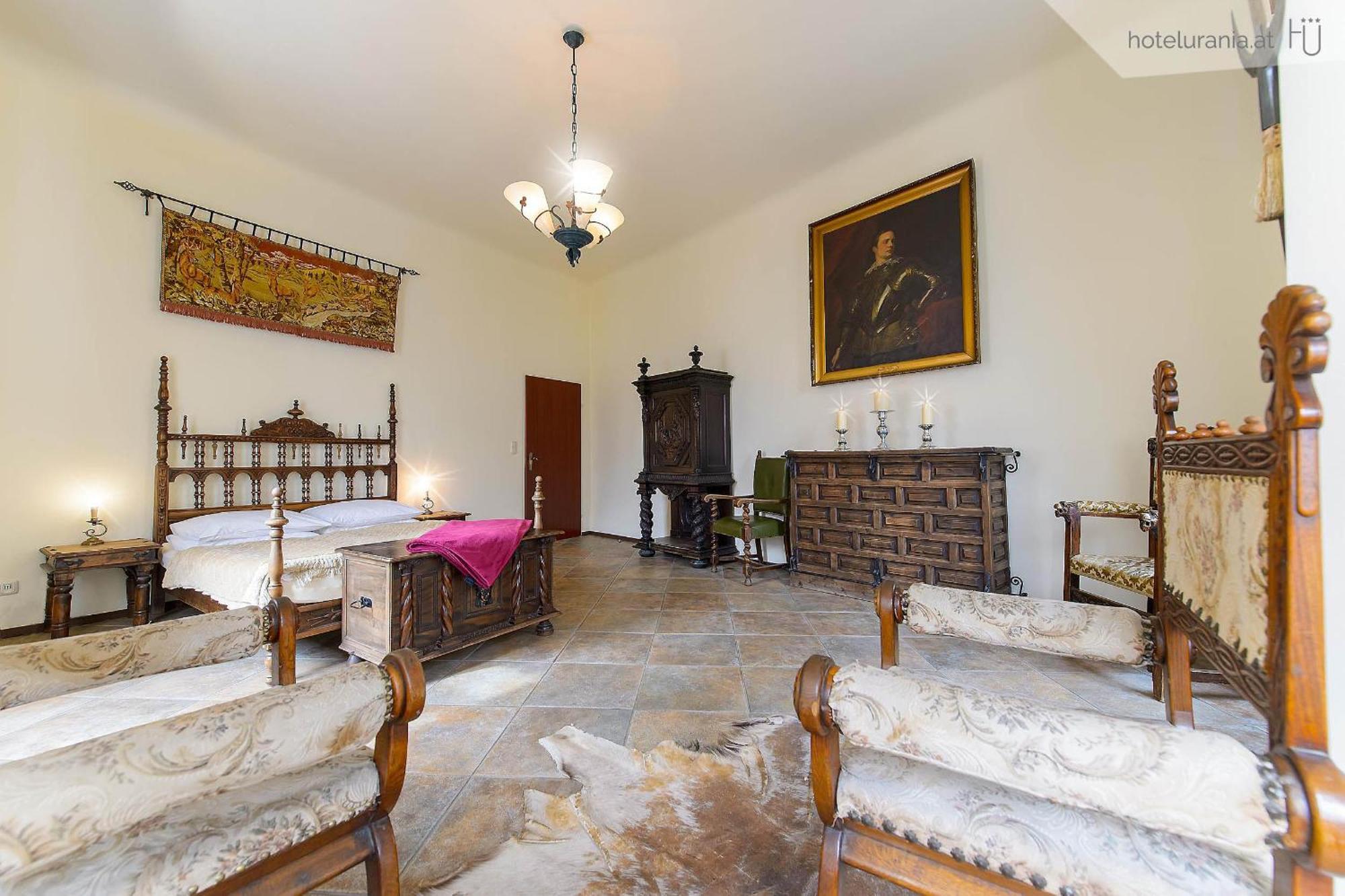 Urania Hotel 3*