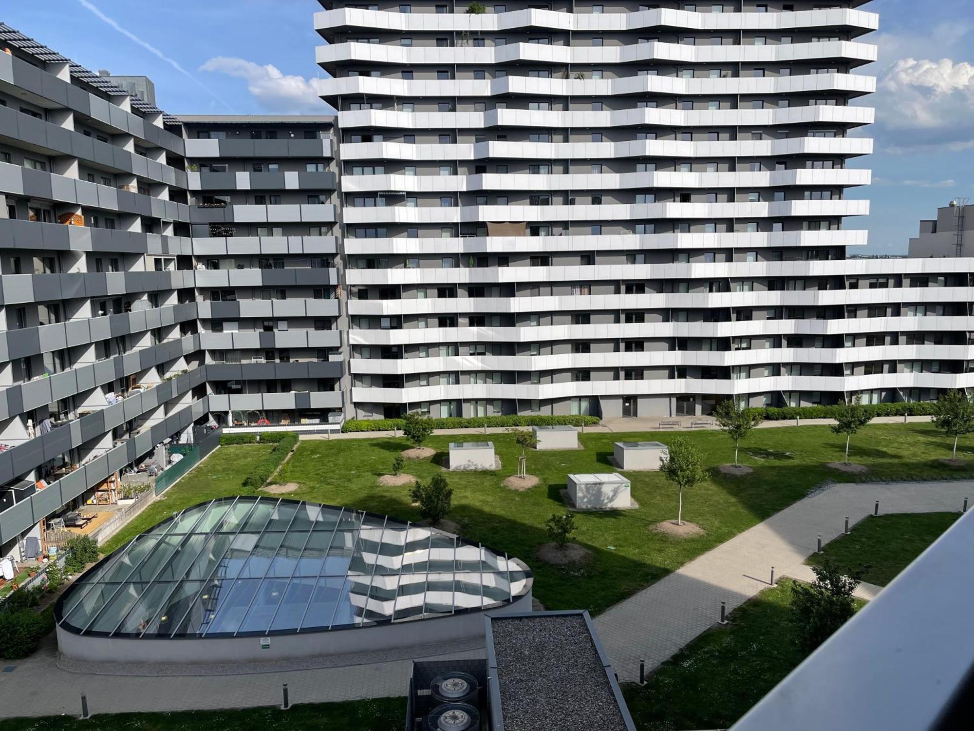 Spacious 1br With Balcony Above Citygate Shopping Complex With Metro Access Apartment