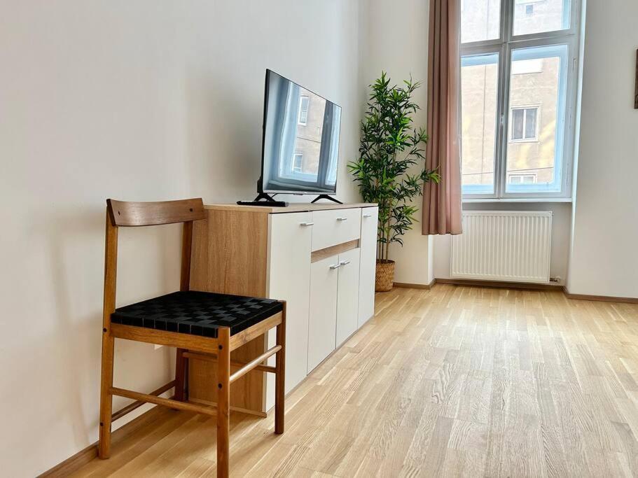 Quiet 60 M2 With Free Parking Apartment