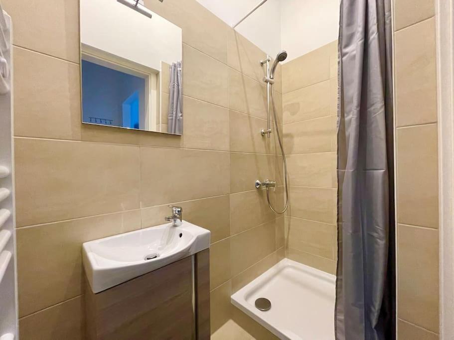 Quiet 60 M2 With Free Parking Apartment *