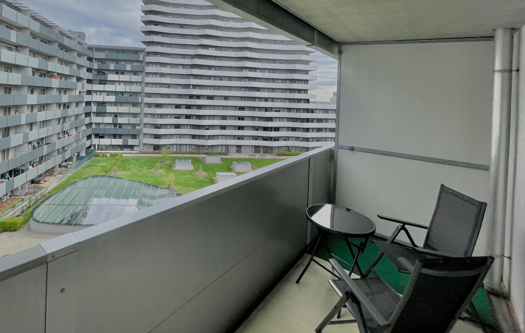 Spacious 1br With Balcony Above Citygate Shopping Complex With Metro Access *