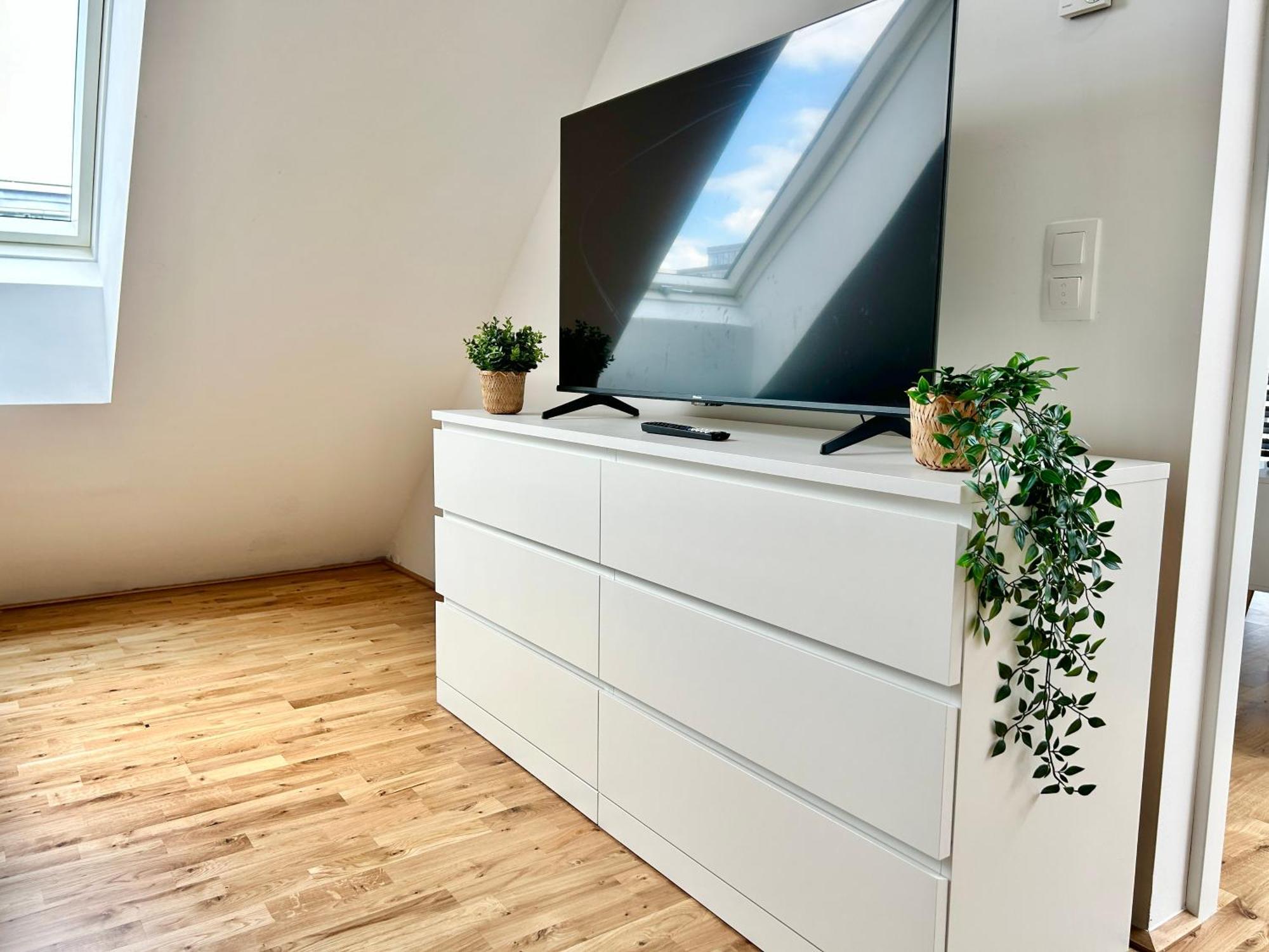 Modern With Balcony & Free Parking - Nearby Metro