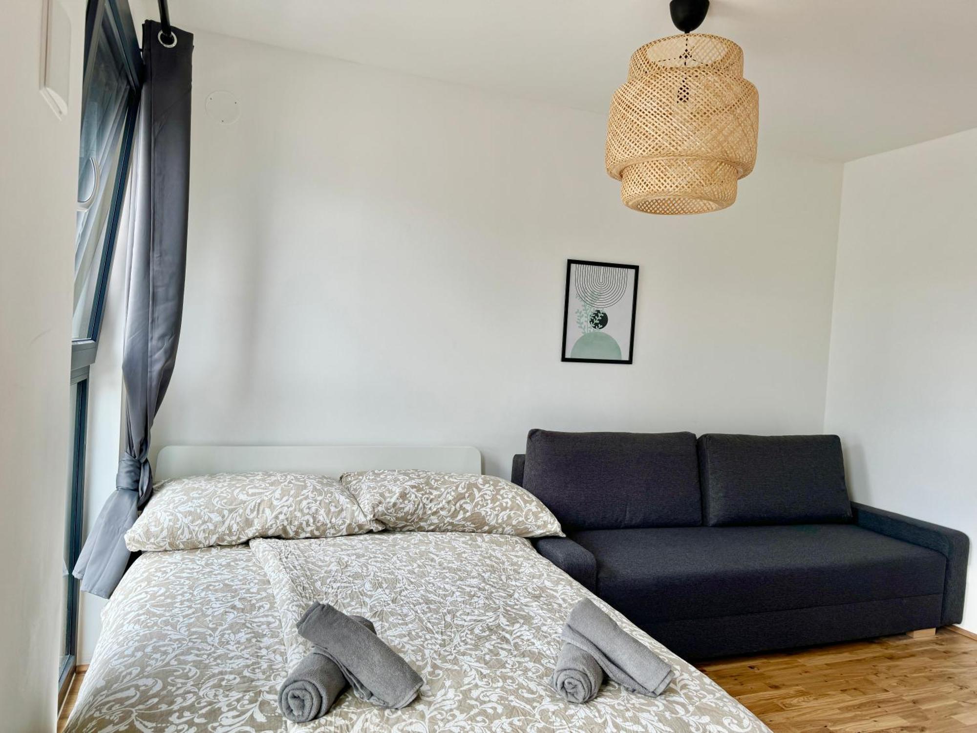 Modern With Balcony & Free Parking - Nearby Metro Vienna