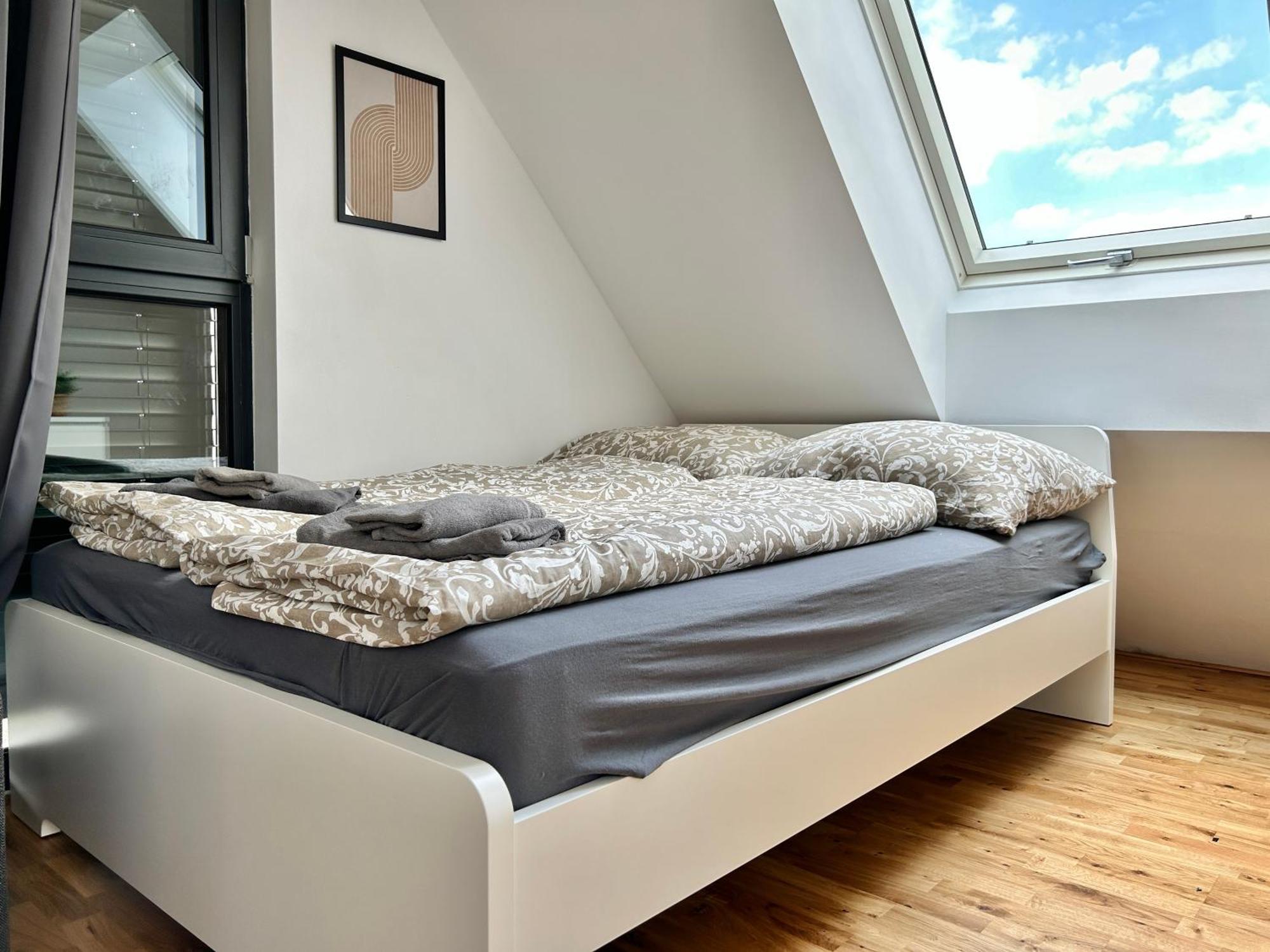 Modern With Balcony & Free Parking - Nearby Metro Apartment Vienna