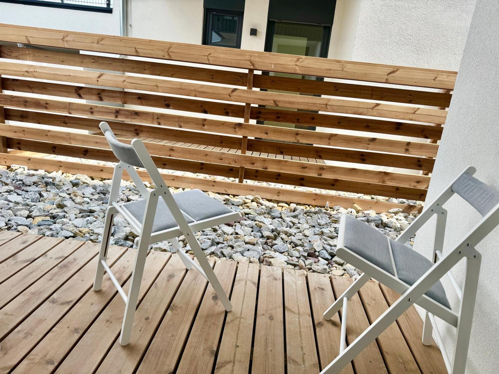 Apartment Modern With Balcony & Free Parking - Nearby Metro