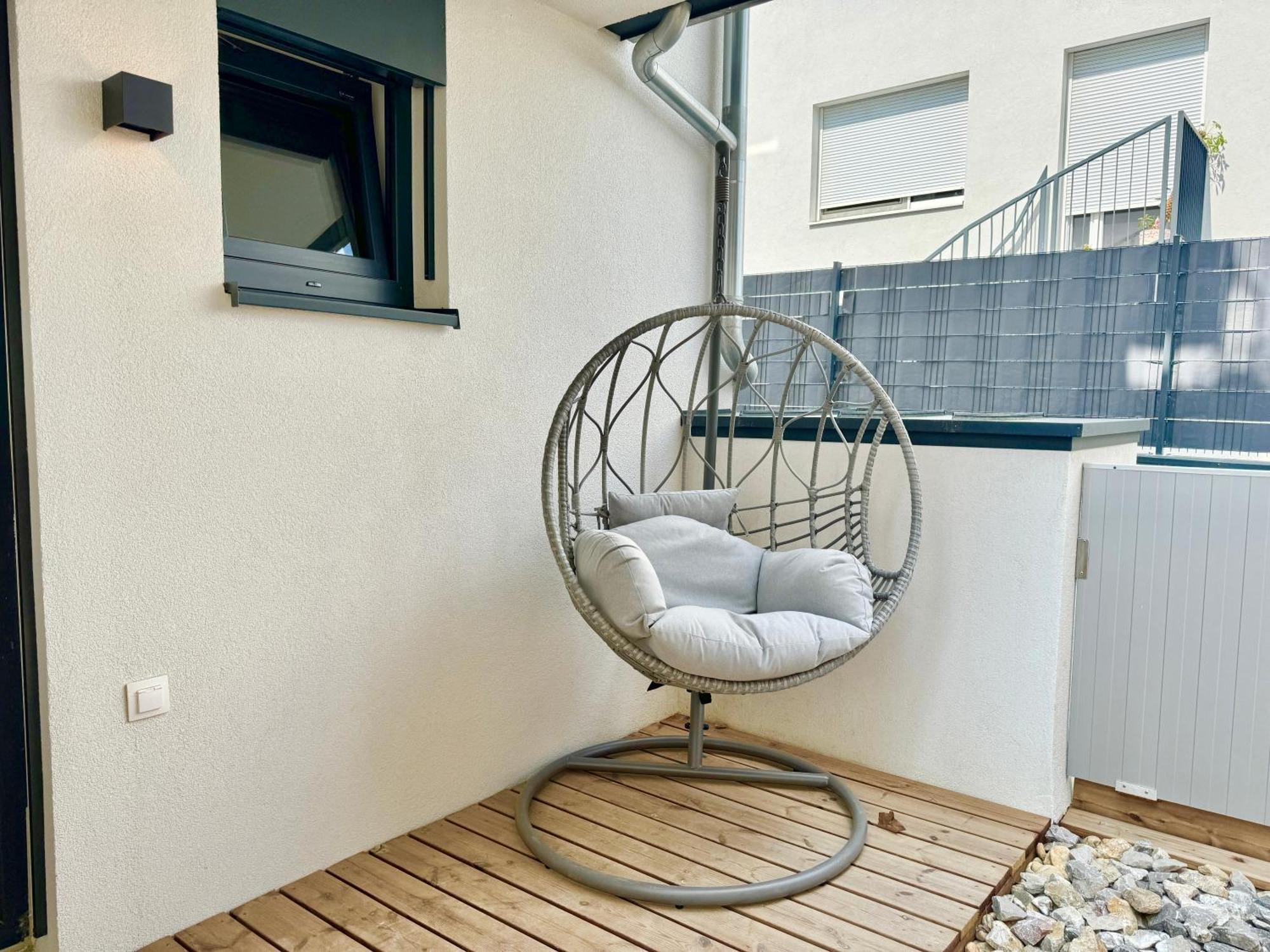 Modern With Balcony & Free Parking - Nearby Metro *