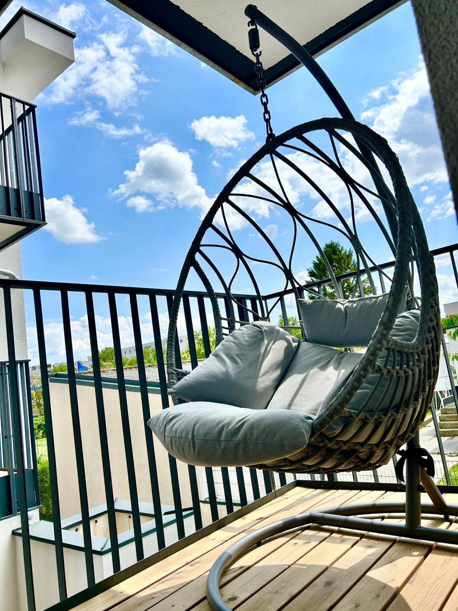 Modern With Balcony & Free Parking - Nearby Metro