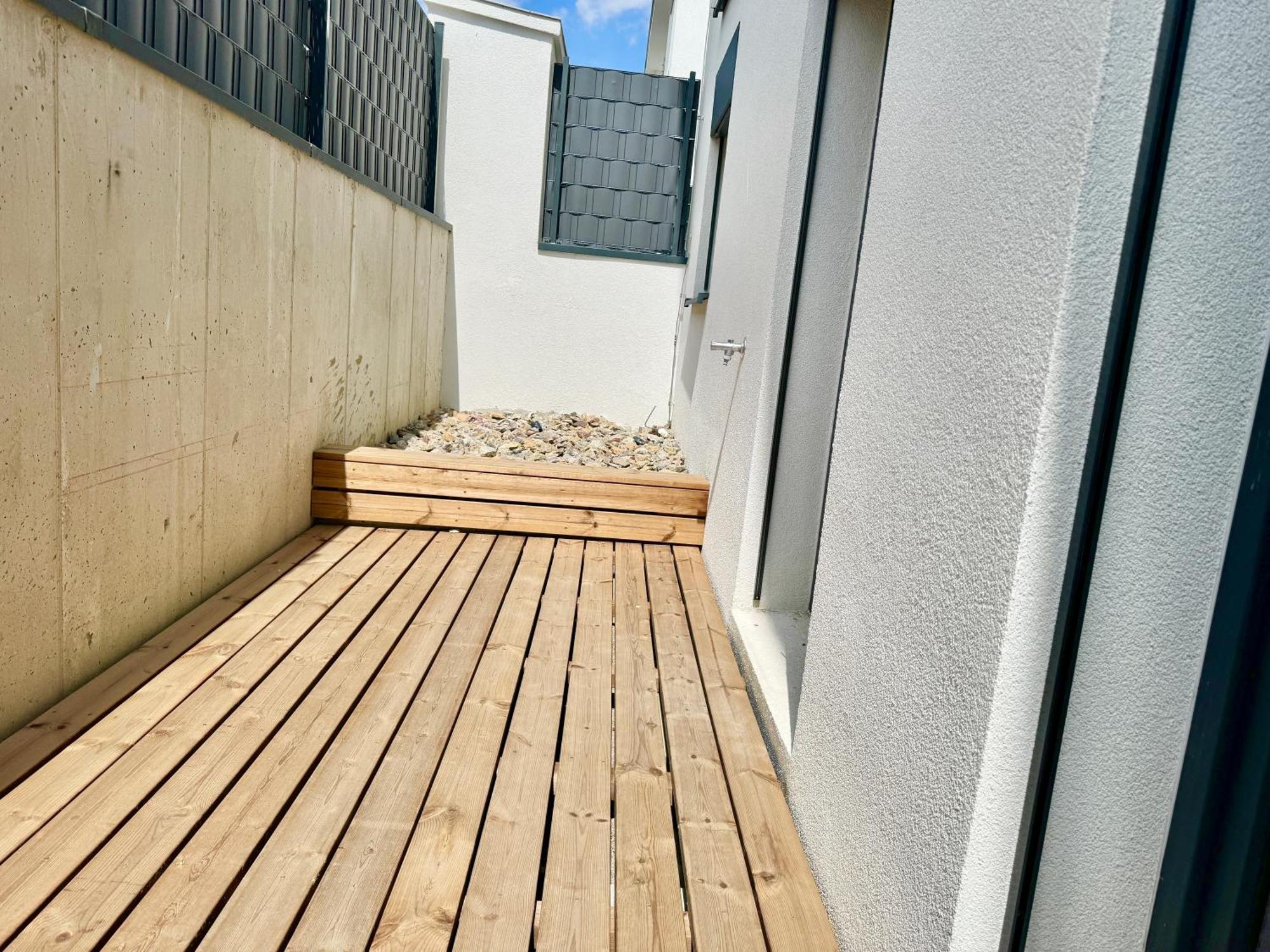 Modern With Balcony & Free Parking - Nearby Metro Apartment *