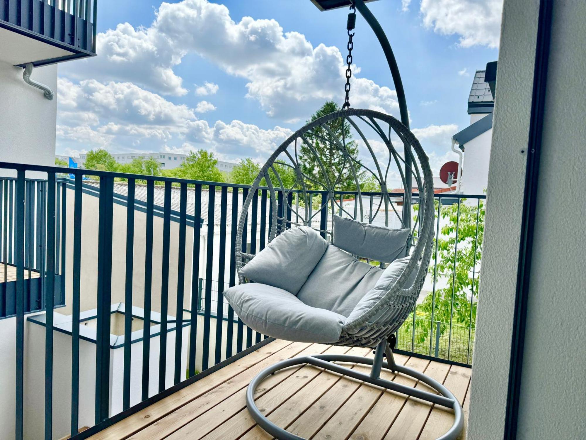 Modern With Balcony & Free Parking - Nearby Metro Apartment Vienna