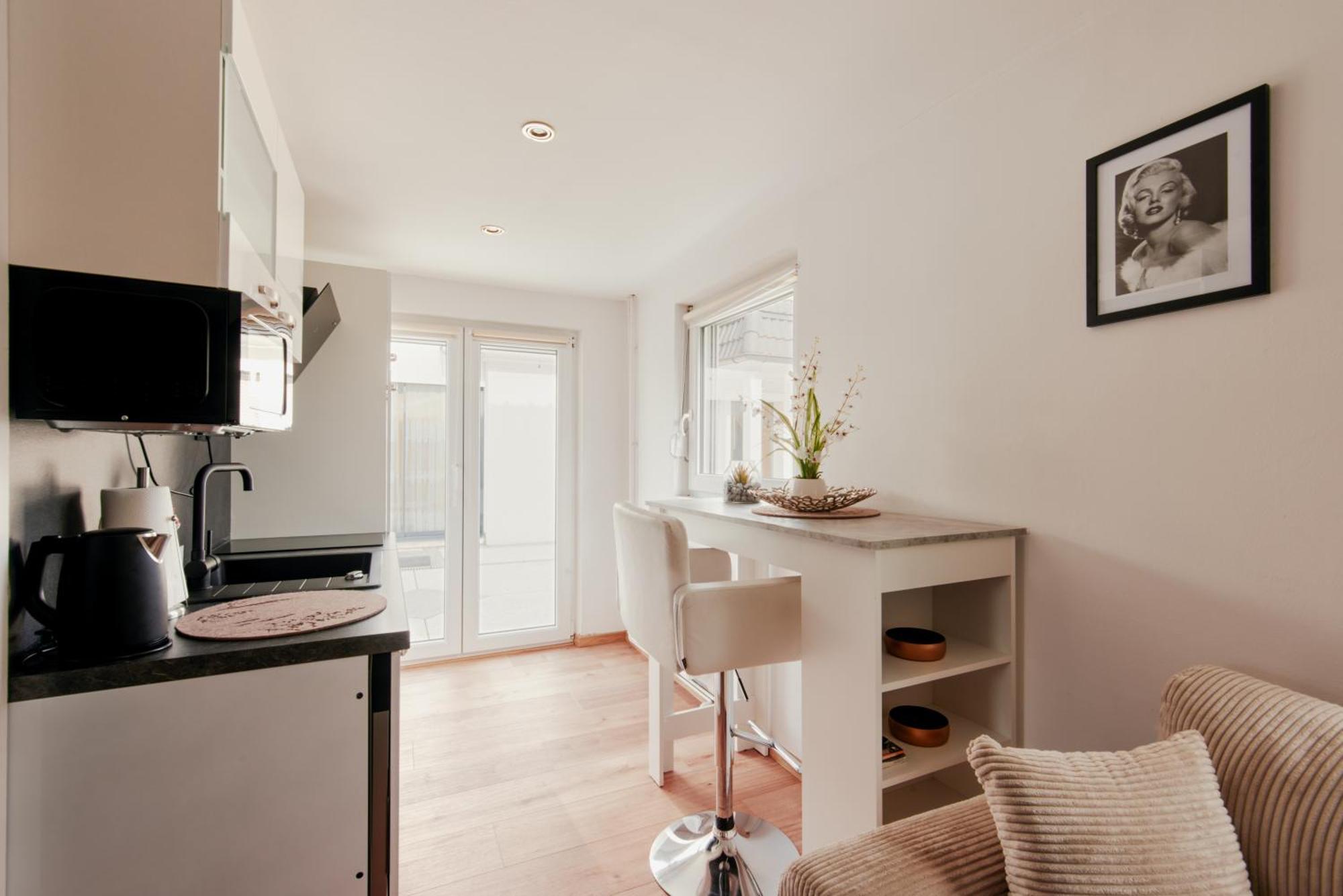 Luxurious 3bd In Prime Location Of W Jacuzzi Swimming Pool N Free Parking Apartment