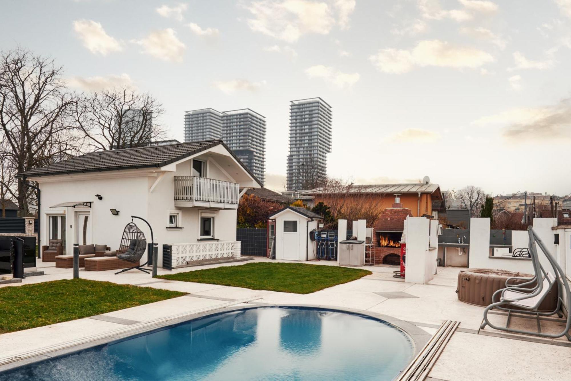 Luxurious 3bd In Prime Location Of W Jacuzzi Swimming Pool N Free Parking