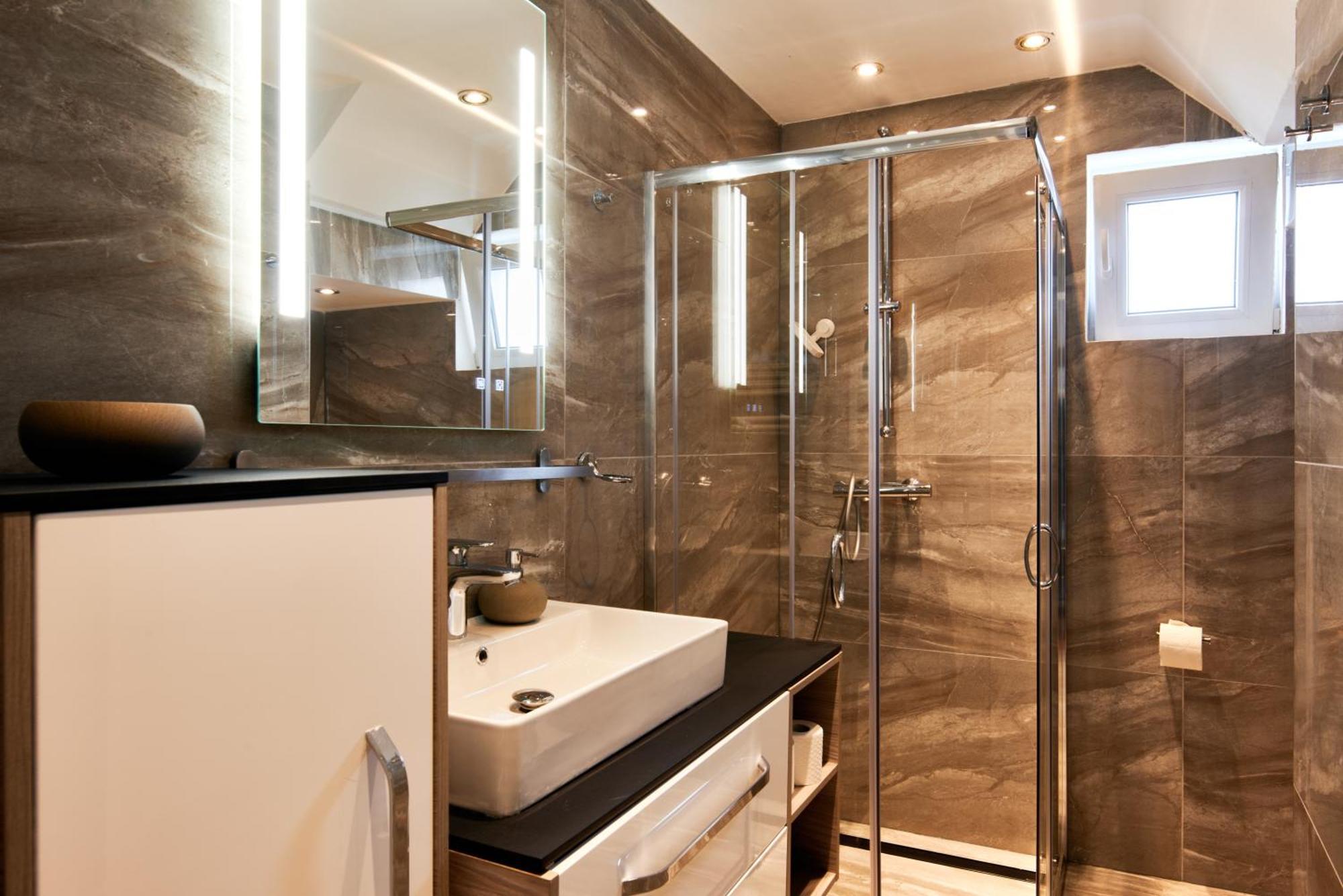 Luxurious 3bd In Prime Location Of W Jacuzzi Swimming Pool N Free Parking