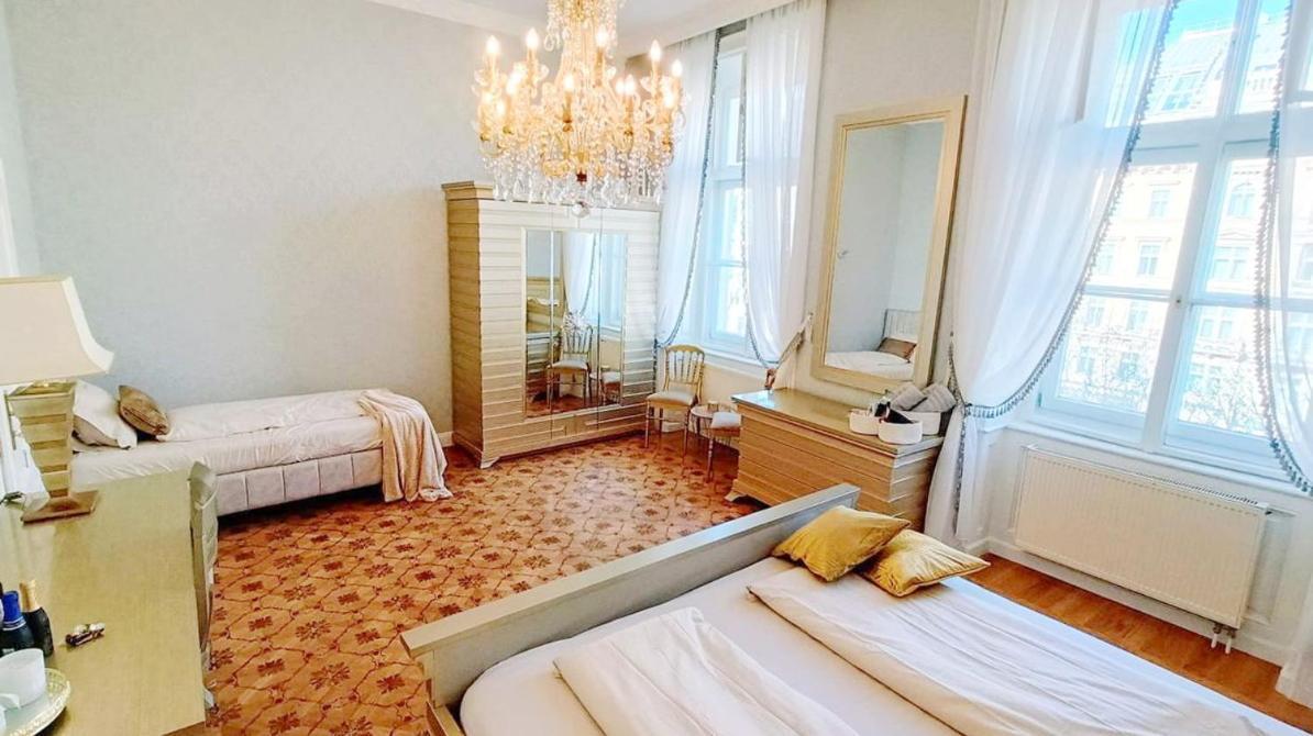 Luxurious In Center Kn *