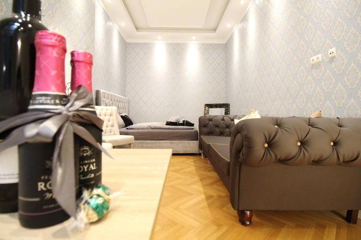 Luxurious In Center Kn