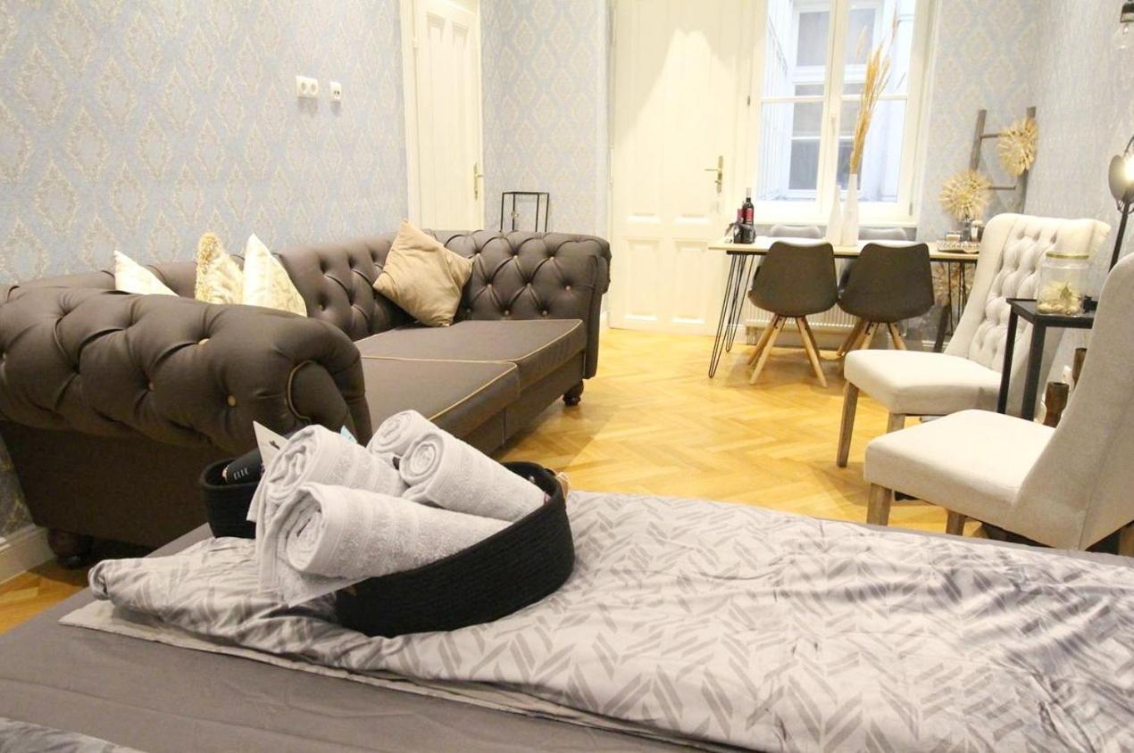 Luxurious In Center Kn
