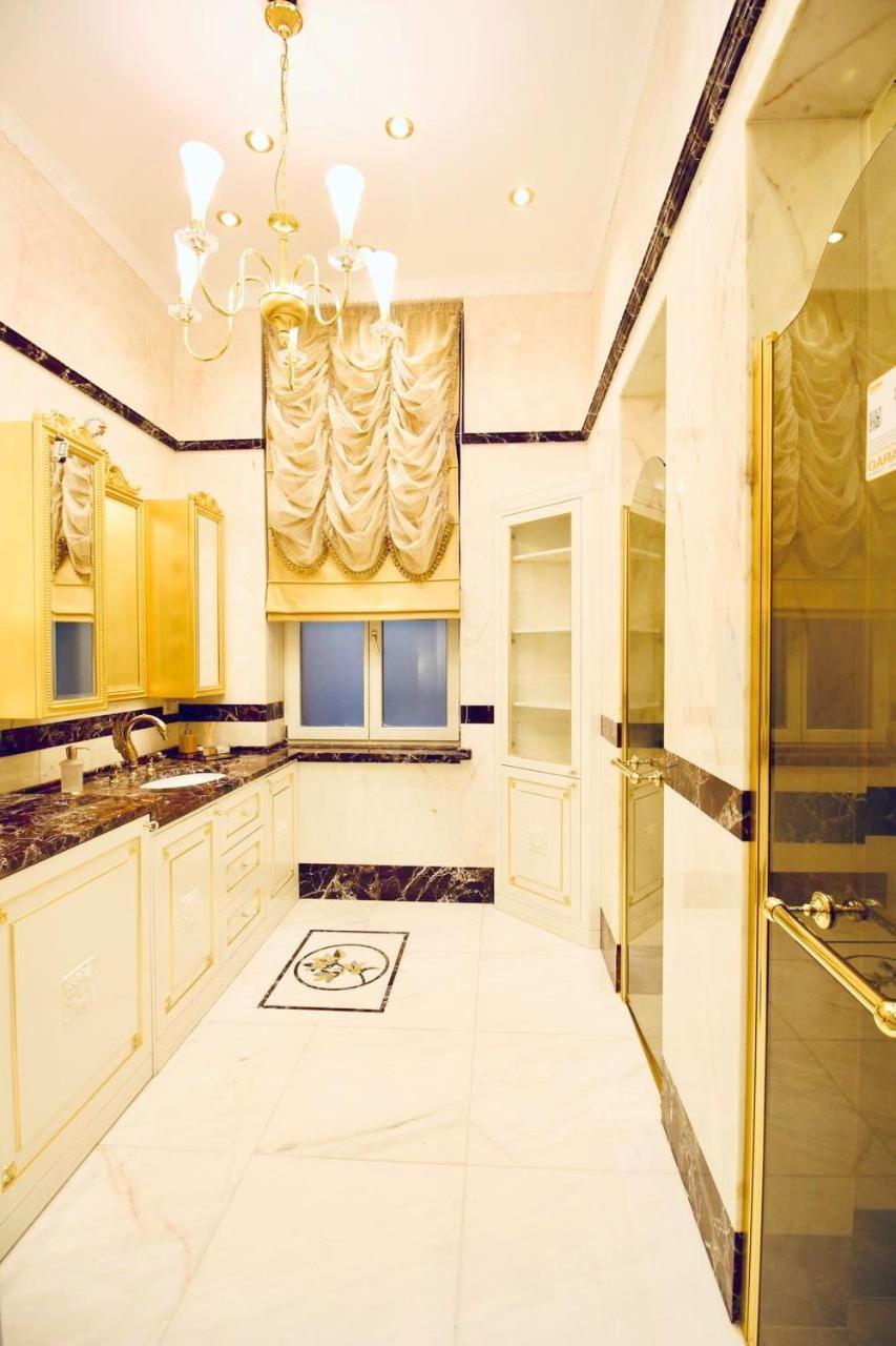 Luxurious In Center Kn *