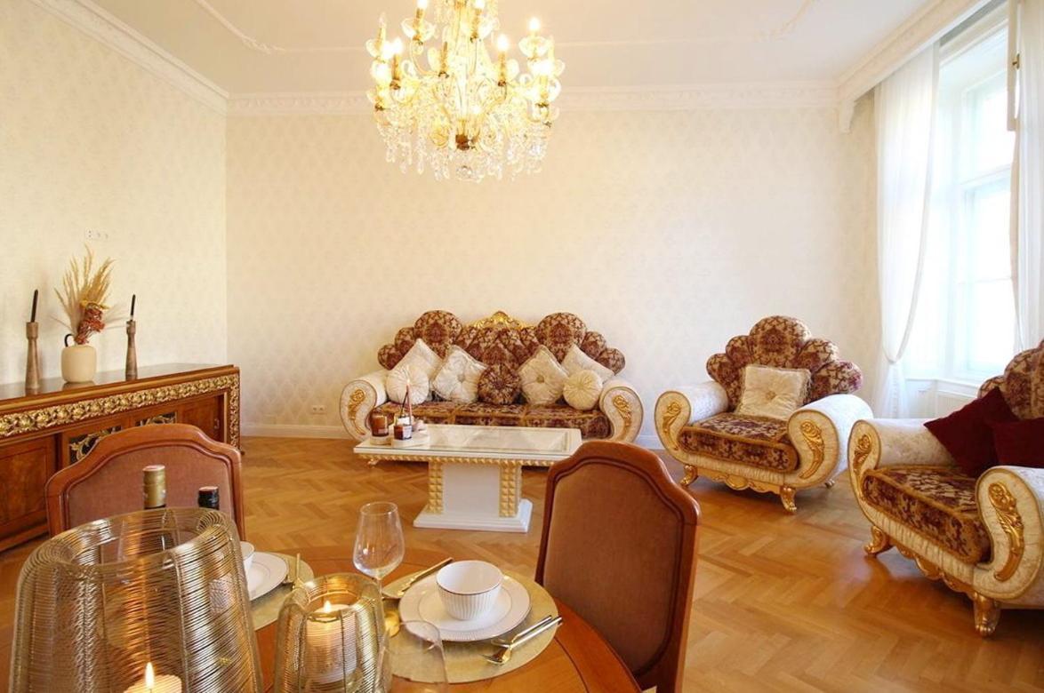 Luxurious In Center Kn *