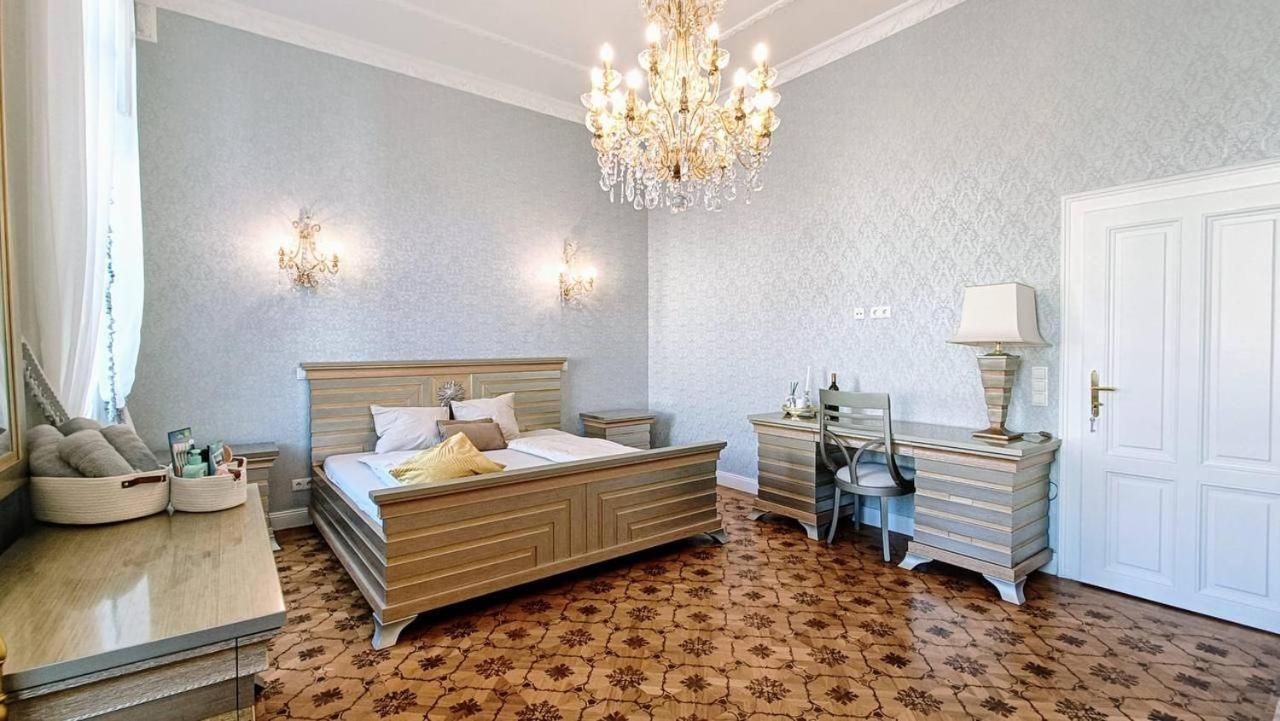 Luxurious In Center Kn *