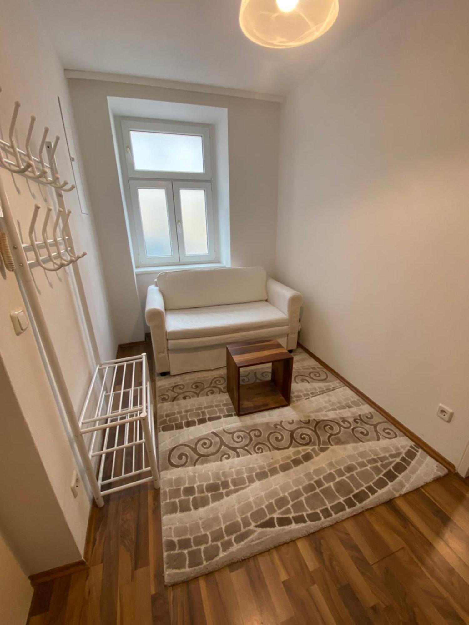 Nearby Trainstation Meidling Apartment