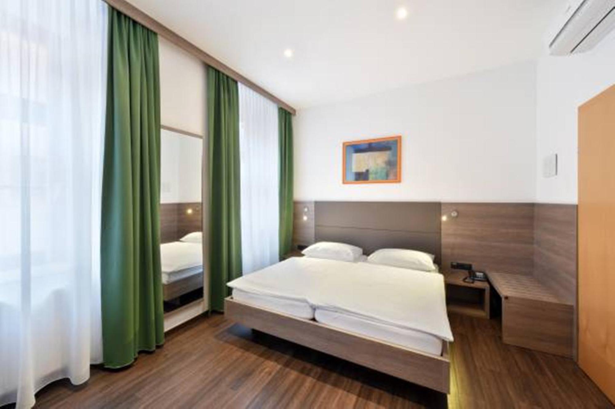 Lucia Hotel 3*