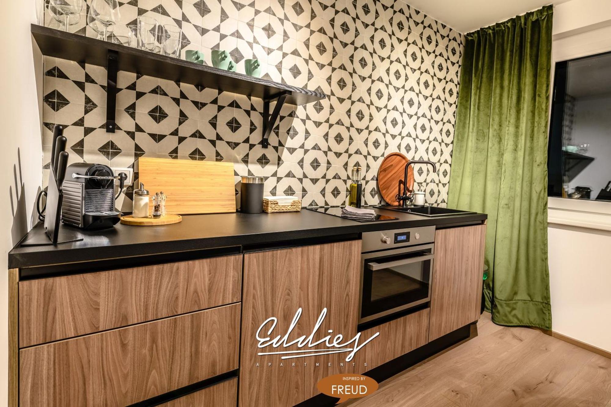 Apartment Eddie's Design *