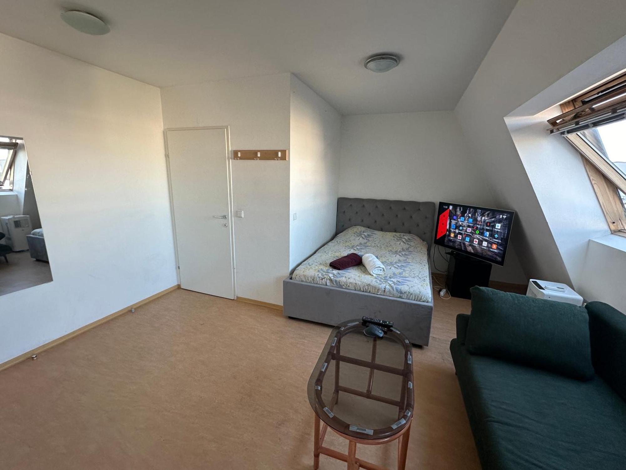 Apartment Cozy Bright Penthouse Close To U1 And U6 Metros *