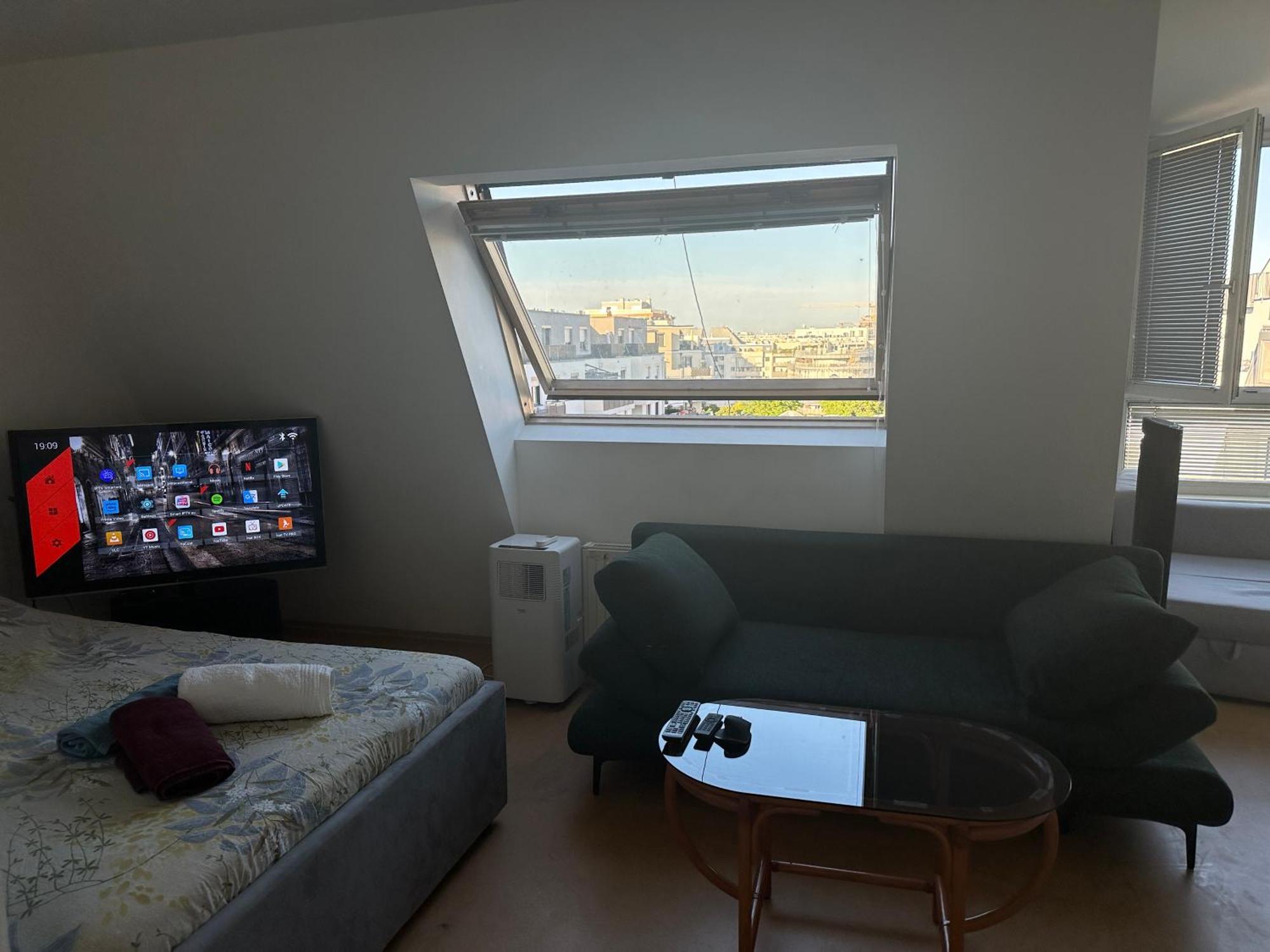 Apartment Cozy Bright Penthouse Close To U1 And U6 Metros