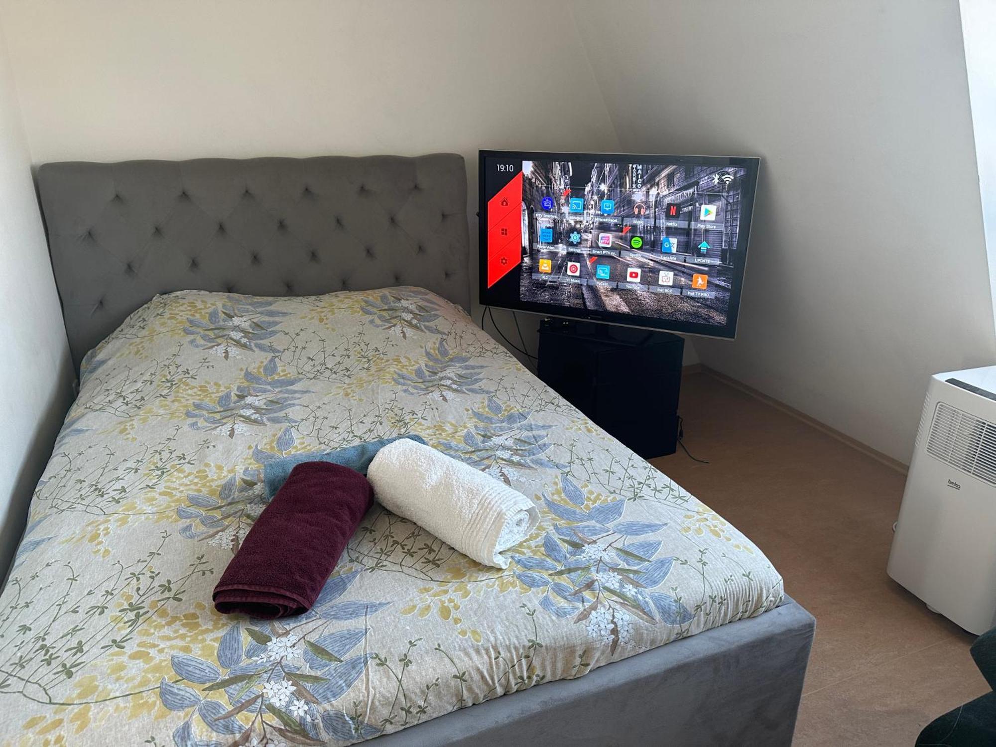Cozy Bright Penthouse Close To U1 And U6 Metros