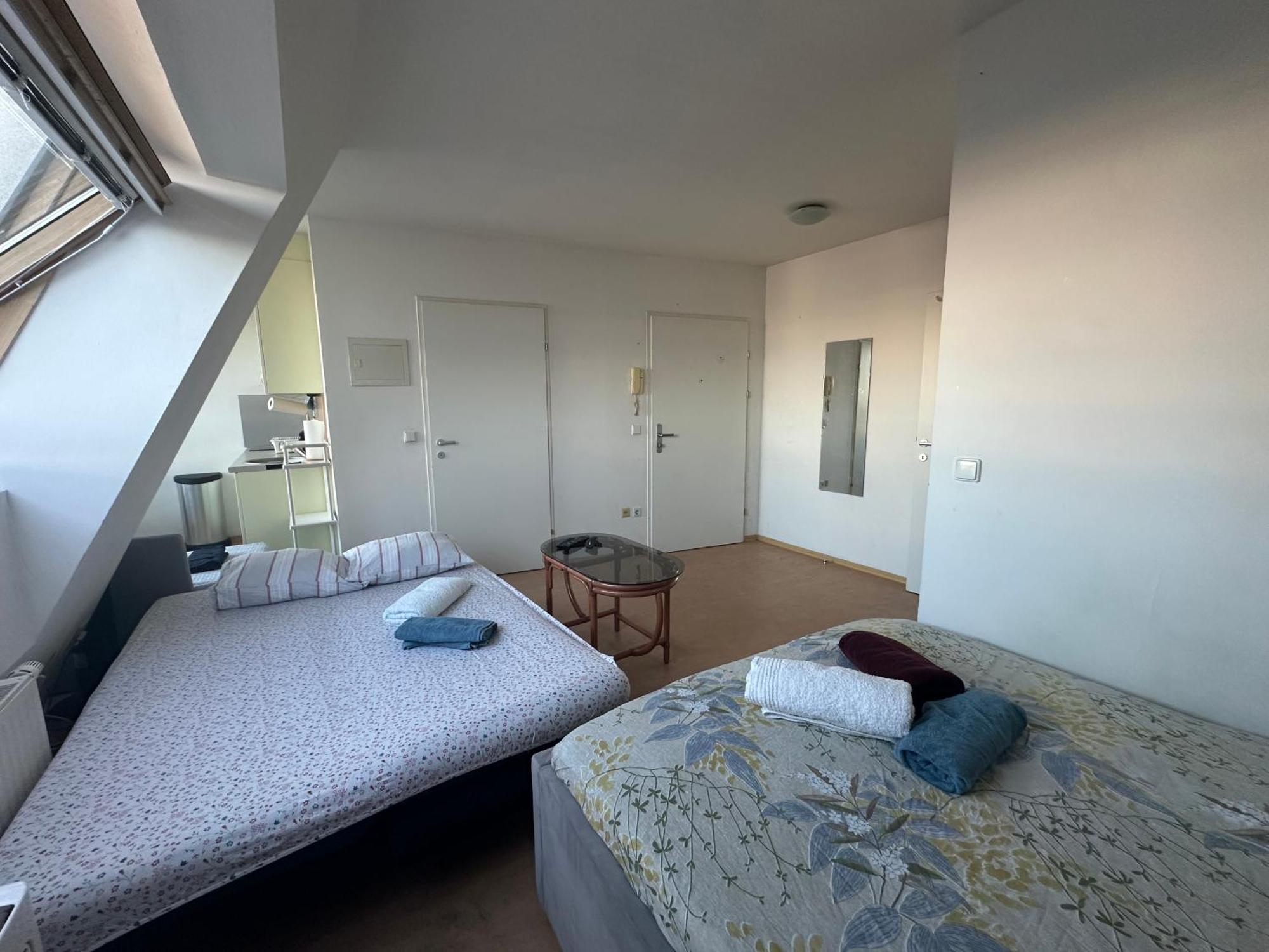 Cozy Bright Penthouse Close To U1 And U6 Metros Apartment *