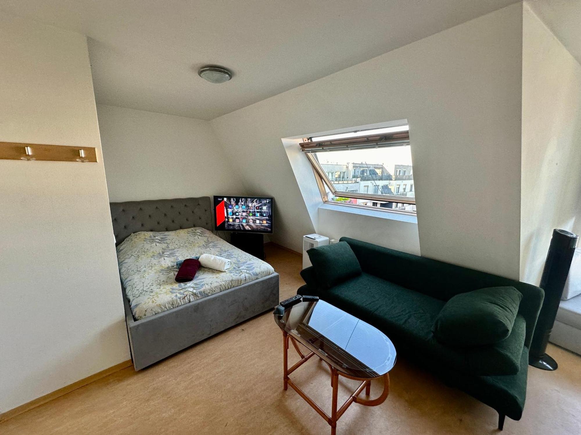 Apartment Cozy Bright Penthouse Close To U1 And U6 Metros Vienna